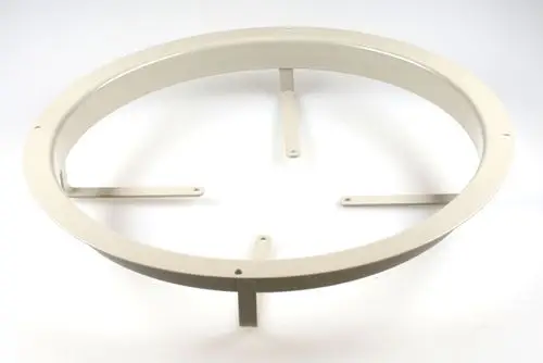 Halterung aus Metall in Ovalform mit mehreren Befestigungsarmen. Produkt von Remko, geeignet zur Montage eines Ventilatormotors in der entsprechenden Anwendung.