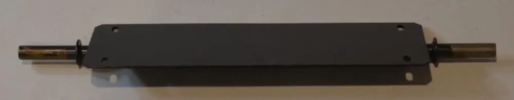 Schwarze Metallachse mit runden Enden, gefertigt von Remko. Flache Oberfläche mit zwei Befestigungslöchern an jeder Seite.