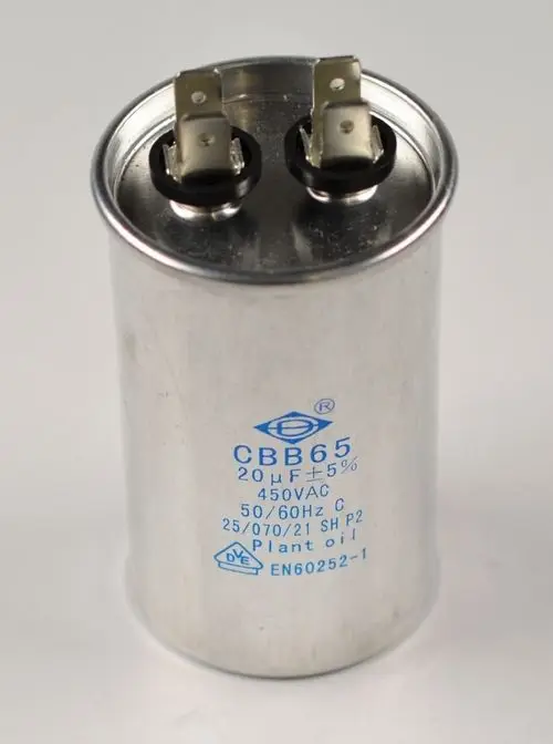 Betriebskondensator von Remko mit zwei Anschlussklemmen auf der Oberseite. Beschriftung mit technischen Angaben zu Kapazität und Spannung auf dem Gehäuse.