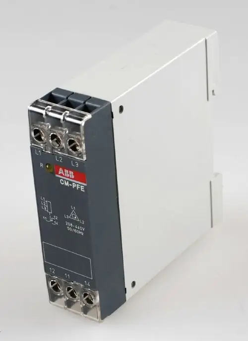 Phasenfolgerelais in kompaktem Design von Remko, mit Anschlussklemmen für L1, L2, L3 und weiteren Terminals, geeignet für die Überwachung dreiphasiger Systeme.