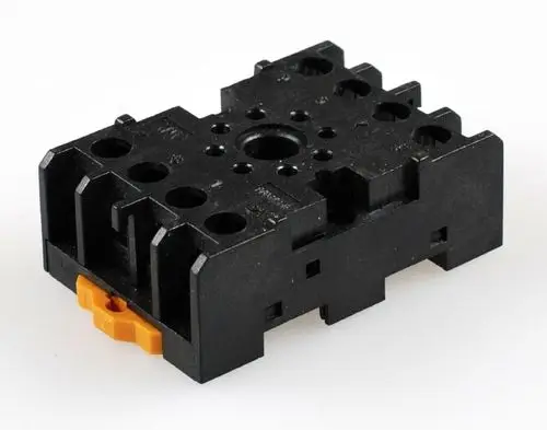 Schwarzer Stecksockel mit mehreren Bohrungen und einer orangefarbenen Einsatzeinheit. Produkt von Remko für Zeitrelais-Anwendungen.
