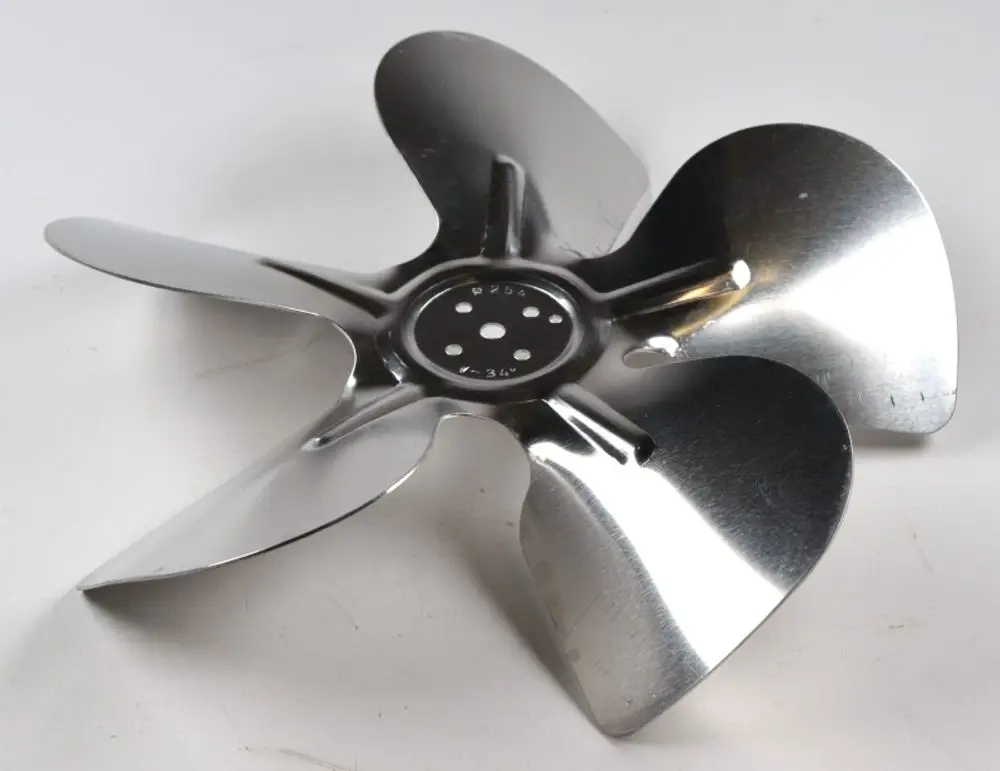 Ventilatorflügel aus Metall mit vier Blättern, Verwendung in Klimageräten oder Lüftungssystemen, typischerweise von der Marke Remko.