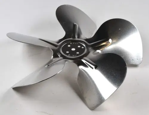 Ventilatorflügel aus Metall mit vier Blättern, Verwendung in Klimageräten oder Lüftungssystemen, typischerweise von der Marke Remko.