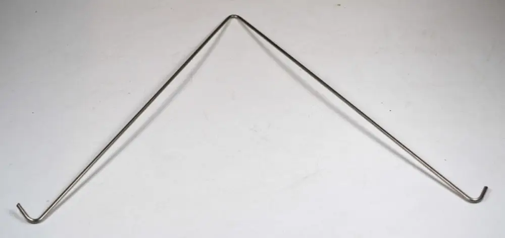 Klemmbügel aus Metall mit zwei L-förmigen Enden, geeignet zur Befestigung von Filtern. Produkt von Remko.