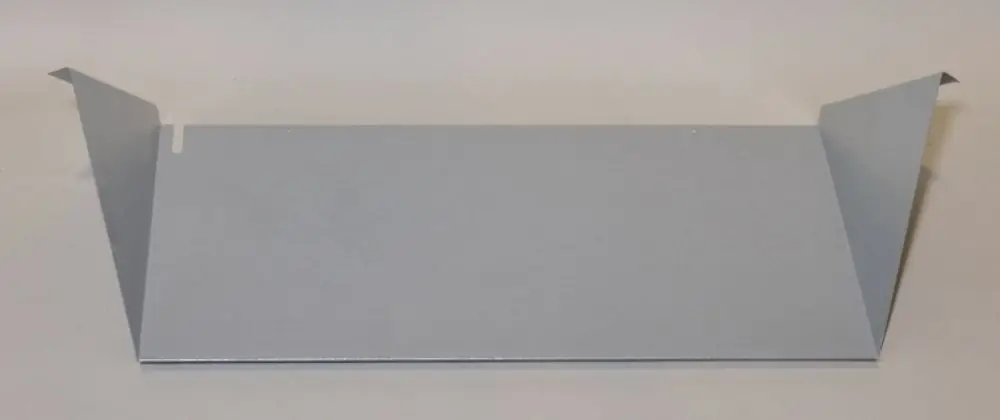 Remko Produkt, flache Metallplatte mit seitlichen Auslasskanten. Eignet sich zur Installation oder Befestigung in verschiedenen Anwendungen.