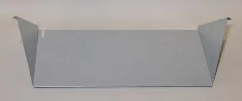Remko Produkt, flache Metallplatte mit seitlichen Auslasskanten. Eignet sich zur Installation oder Befestigung in verschiedenen Anwendungen.
