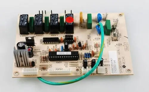 Steuerplatine von Remko mit mehreren Relais, Widerständen, Kondensatoren und einer Kühlkörperanordnung, auf einem bedruckten Leiterplattenlayout.