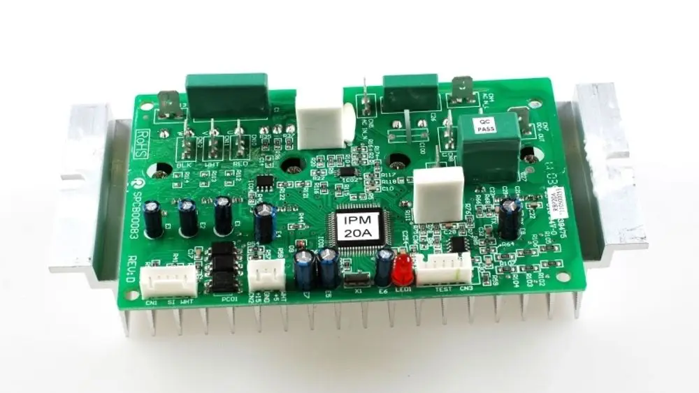 Schutzplatine von Remko, grüne Leiterplatte mit mehreren Bauteilen, Steckverbindern und Kühlkörper auf einer Seite, für elektronische Anwendungen konzipiert.