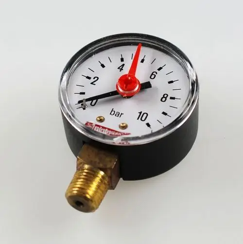 Remko-Manometer mit Zifferblatt und rotem Zeiger, das Druckwerte bis 10 bar anzeigt. Anschluss mit Gewinde auf der Rückseite.
