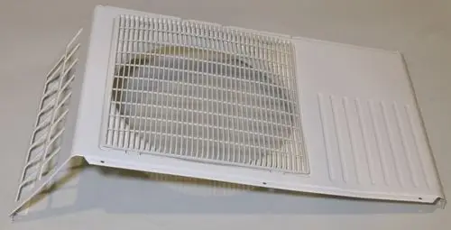 Remko Vorderwand, weiß, mit Gitterstruktur und seitlicher Lüftungsöffnung. Eignet sich für die Montage an Kühlgeräten oder ähnlichen Anwendungen.