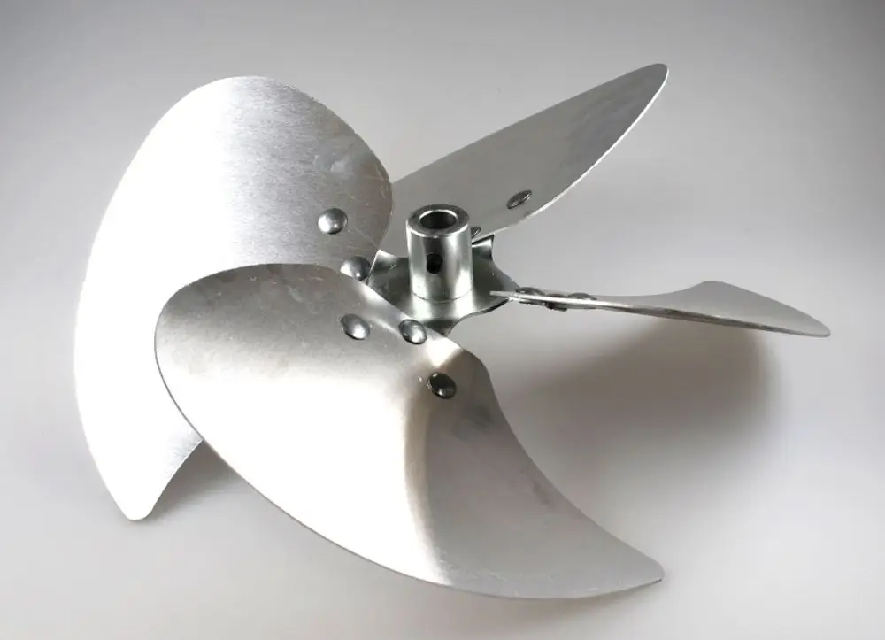 Aluminium-Wentilatorflügel mit drei Blättern, zentrales Montageelement, geeignet für verschiedene Anwendungen, hergestellt von Remko.
