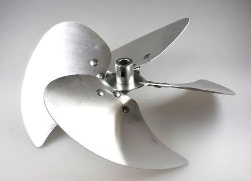 Aluminium-Wentilatorflügel mit drei Blättern, zentrales Montageelement, geeignet für verschiedene Anwendungen, hergestellt von Remko.