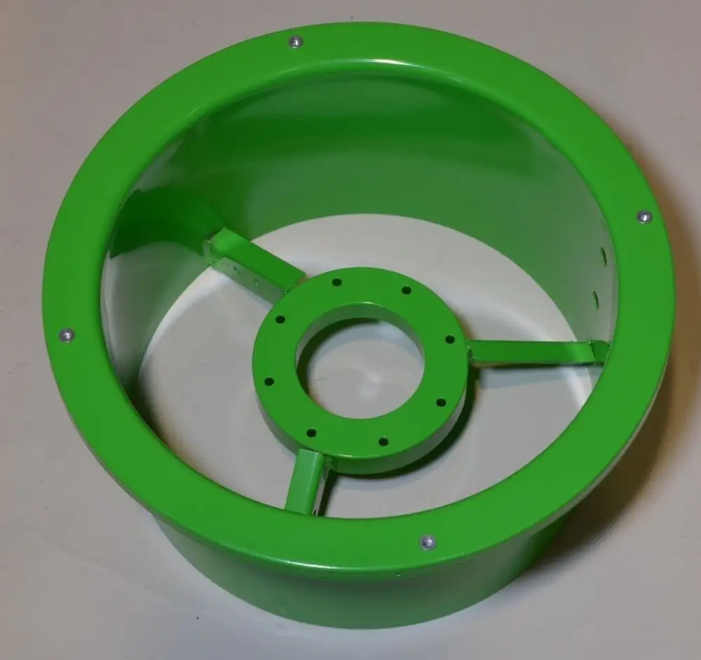 Grünes Ventilatorgehäuse mit zentralem Loch und Verstrebungen von Remko, auf einer hellen Unterlage.