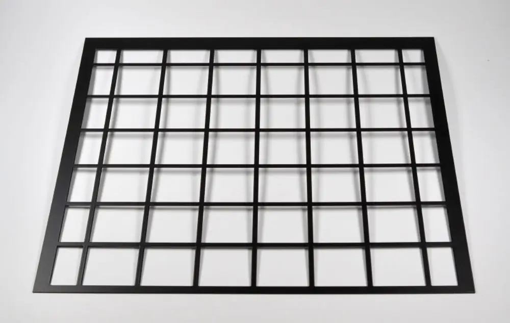 Schwarzes Schutzgitter mit quadratischer Rasterstruktur, geeignet für die Verwendung von Remko, um den Lufteinlass zu sichern.