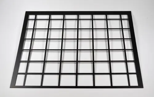 Schwarzes Schutzgitter mit quadratischer Rasterstruktur, geeignet für die Verwendung von Remko, um den Lufteinlass zu sichern.