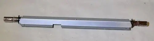 Graue Radachse mit zwei Enden, jeweils in Folie gewickelt. Produkt von Remko, geeignet für den Einsatz in spezifischen Anwendungen.