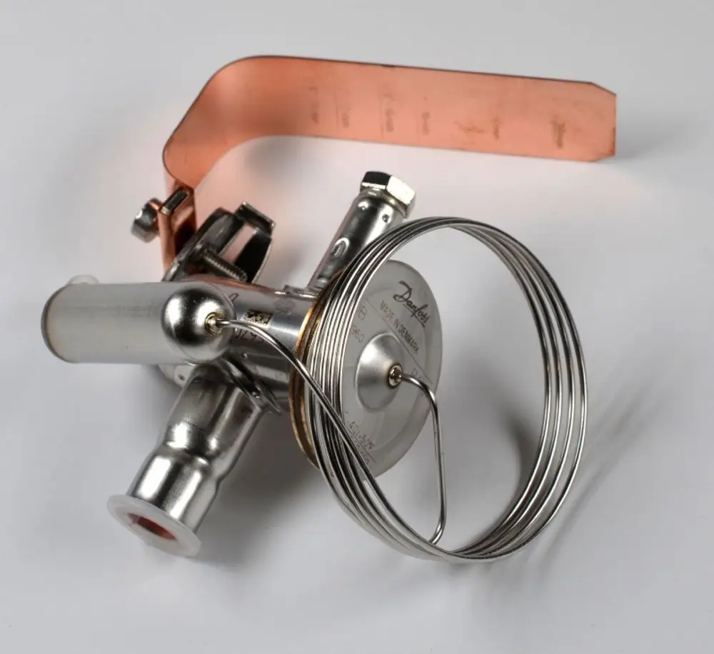 Thermoventil mit Metallkomponenten und Kupferband, hergestellt von Remko. Das Gerät zeigt eine kreisförmige Anzeige sowie verschiedene Anschlüsse und Steuermechanismen.