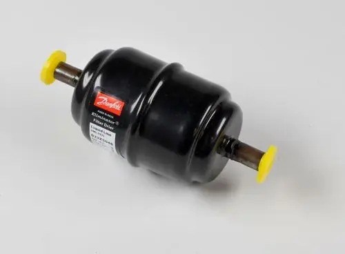 Trockenfilter mit zwei Anschlüssen und gelben Kappen, gefertigt von Remko, dient zur Filtration in klimatisierten Systemen.