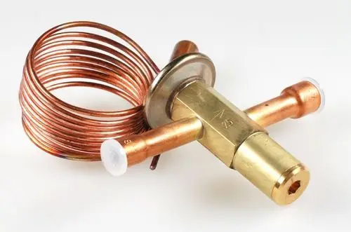 Thermoventil von Remko mit einer spiralförmigen Kupferleitung und mehreren Anschlüssen, geeignet für Regelungsanwendungen in Heizsystemen.