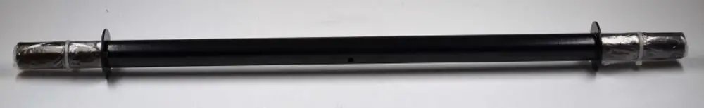 Schwarze Radachse mit zwei Enden, jeweils mit rotem und silbernem Material umwickelt, als Teil eines Produkts von Remko.