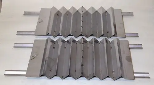 Satz aus mehreren Wirbulatoren von Remko, angeordnet in zwei Reihen mit einem wellenförmigen Design und seitlichen Befestigungen zur Installation.