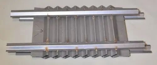 Remko Wirbulatoren-Set bestehend aus zwei Teilen, metallisch, mit gewellter Oberfläche und geraden Streifen, zur Optimierung der Luftströmung in Heizsystemen.