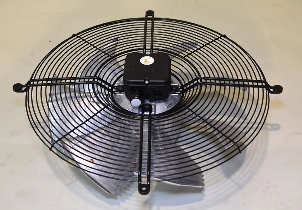 Axialventilator mit einem Metallgehäuse und einem schwarzen Schutzgitter von Remko, geeignet für Luftzirkulation in verschiedenen Anwendungen.