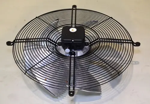 Axialventilator mit einem Metallgehäuse und einem schwarzen Schutzgitter von Remko, geeignet für Luftzirkulation in verschiedenen Anwendungen.