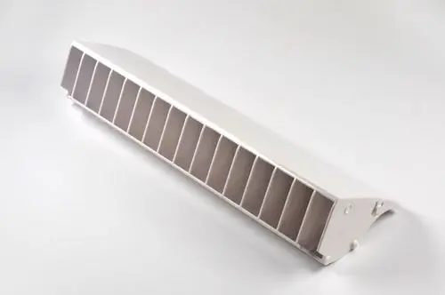 Weißes Luftleitgerät von Remko mit mehreren Öffnungen zur Luftverteilung. Flache, längliche Form, geeignet für Heizungs- oder Klimaanlageninstallation.