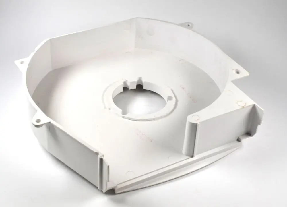 Weißes Ventilatorgehäuse von Remko mit kreisförmigem Ausschnitt in der Mitte und einer flachen, rechteckigen Form.