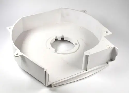 Weißes Ventilatorgehäuse von Remko mit kreisförmigem Ausschnitt in der Mitte und einer flachen, rechteckigen Form.