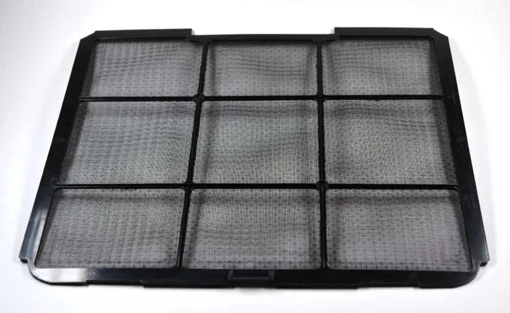 Schwarzer Luftfilter mit klaren, rechteckigen Gitterflächen, hergestellt von Remko. Der Filter hat neun Sektionen und eignet sich für die Luftreinigung in Geräten.