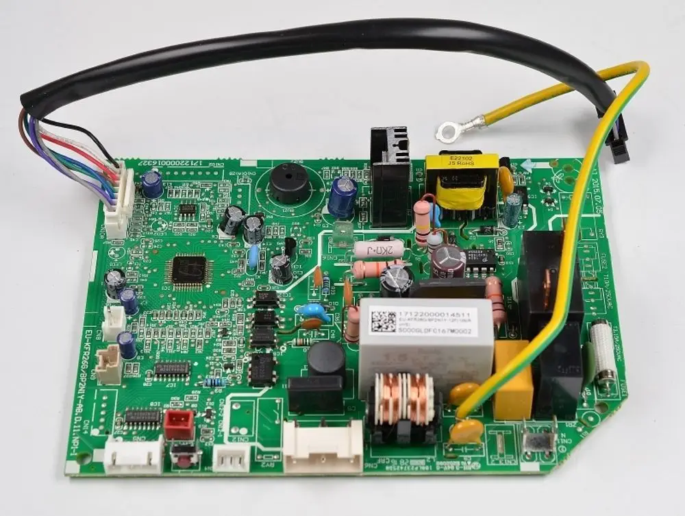 Grüne Steuerplatine von Remko mit verschiedenen elektronischen Bauteilen, darunter Kondensatoren und Steckeranschlüsse, zur Regelung von Geräten.