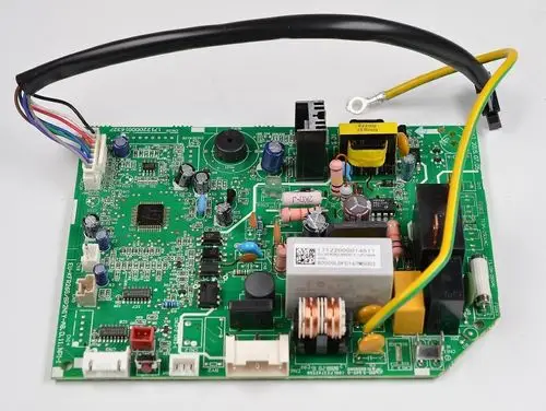 Grüne Steuerplatine von Remko mit verschiedenen elektronischen Bauteilen, darunter Kondensatoren und Steckeranschlüsse, zur Regelung von Geräten.