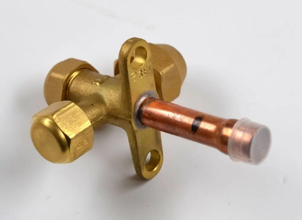 Absperrventil aus Messing mit Kupferrohr, ausgestattet mit zwei Schraubanschlüssen. Produkt von Remko zur Steuerung der Saugleitung in Klimaanlagen oder Kühlsystemen.