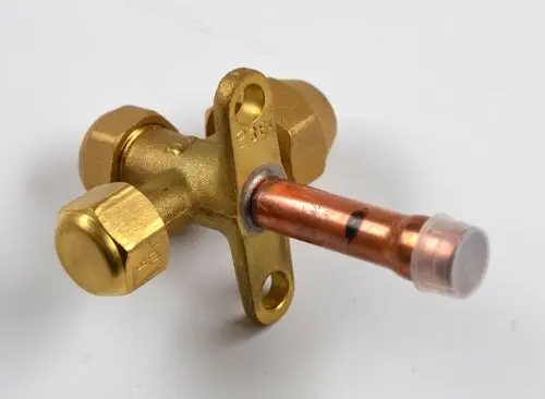 Absperrventil aus Messing mit Kupferrohr, ausgestattet mit zwei Schraubanschlüssen. Produkt von Remko zur Steuerung der Saugleitung in Klimaanlagen oder Kühlsystemen.
