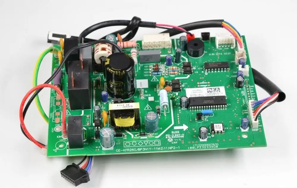 Steuerplatine von Remko, ausgestattet mit verschiedenen elektrischen Komponenten, Verbindungen und Beschriftungen auf einer grünen Leiterplatte.