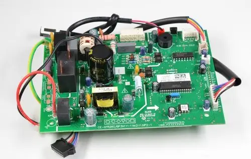 Steuerplatine von Remko, ausgestattet mit verschiedenen elektrischen Komponenten, Verbindungen und Beschriftungen auf einer grünen Leiterplatte.