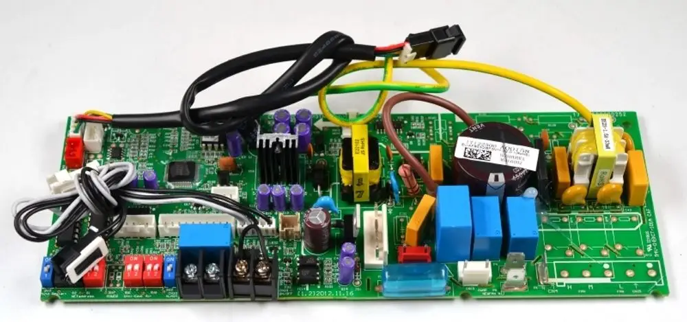 Steuerplatine von Remko mit verschiedenen elektrischen Komponenten, Steckeranschlüssen und Bestückungen auf einer grünen Leiterplatte.