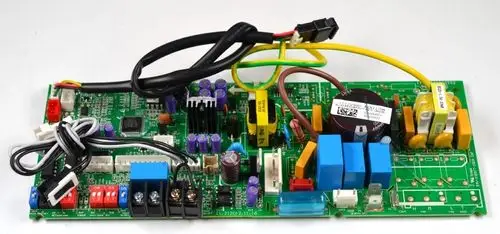 Steuerplatine von Remko mit verschiedenen elektrischen Komponenten, Steckeranschlüssen und Bestückungen auf einer grünen Leiterplatte.