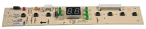 Bedientableau mit Tasten, LEDs und digitalen Anzeigen. Entwickelt für Steuerungszwecke, möglicherweise von Remko. Platine mit standardisierten Anschlüssen.