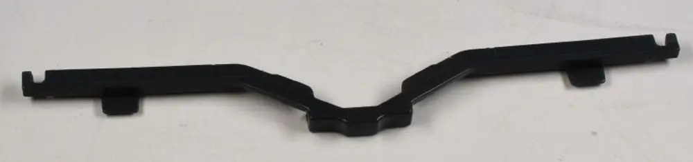 Schwarze Lamellenarretierung von Remko, mit zwei seitlichen Haken und einem zentralen Verbindungsstück, flach und schmal, geeignet für spezifische Anwendungen.