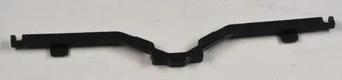 Schwarze Lamellenarretierung von Remko, mit zwei seitlichen Haken und einem zentralen Verbindungsstück, flach und schmal, geeignet für spezifische Anwendungen.