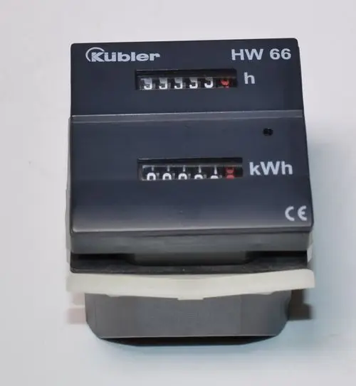 Stromzähler mit zwei digitalen Displays für Stunden und Kilowattstunden, hergestellt von Remko, zur Messung des Energieverbrauchs in Haushalten oder Betrieben.