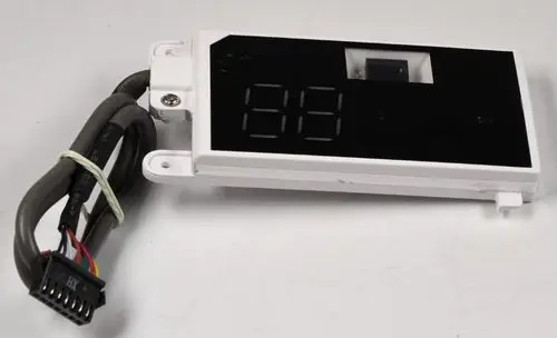 Digitale Anzeigeplatine mit Kabel und Steckeranschluss, verwendet in Geräten der Marke Remko zur Anzeige von Betriebsinformationen.