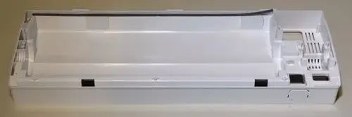 Weiße Rückwand mit verschiedenen Einlassöffnungen und Montageelementen, hergestellt von Remko, für eine technische Anwendung oder Gerät.