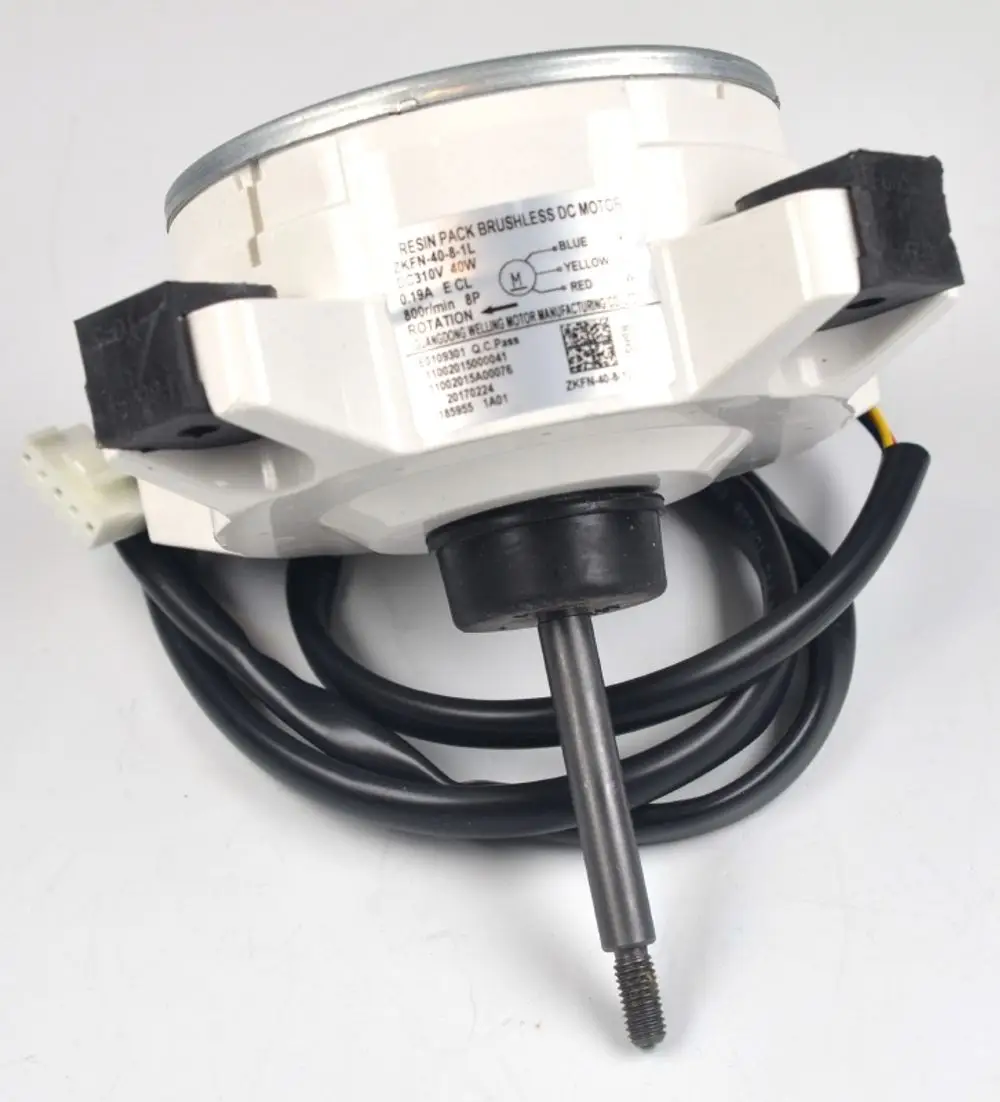 Ventilatormotor von Remko mit Anschlusskabel, runder Form und einem gewindeartigen Auslass. Beschriftung mit technischen Spezifikationen auf der Gehäuseseite sichtbar.