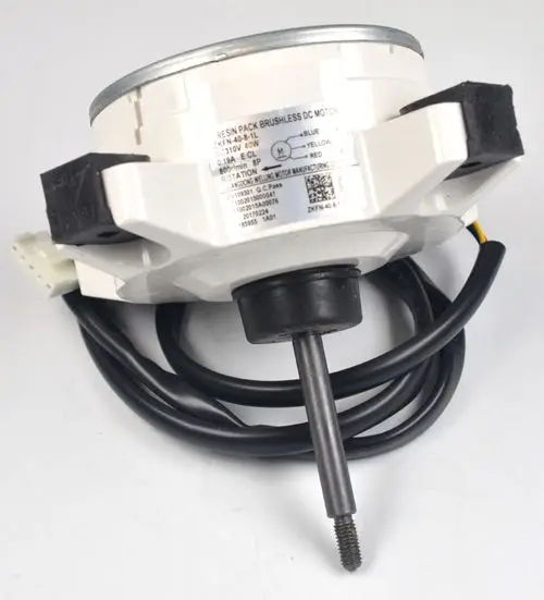 Ventilatormotor von Remko mit Anschlusskabel, runder Form und einem gewindeartigen Auslass. Beschriftung mit technischen Spezifikationen auf der Gehäuseseite sichtbar.