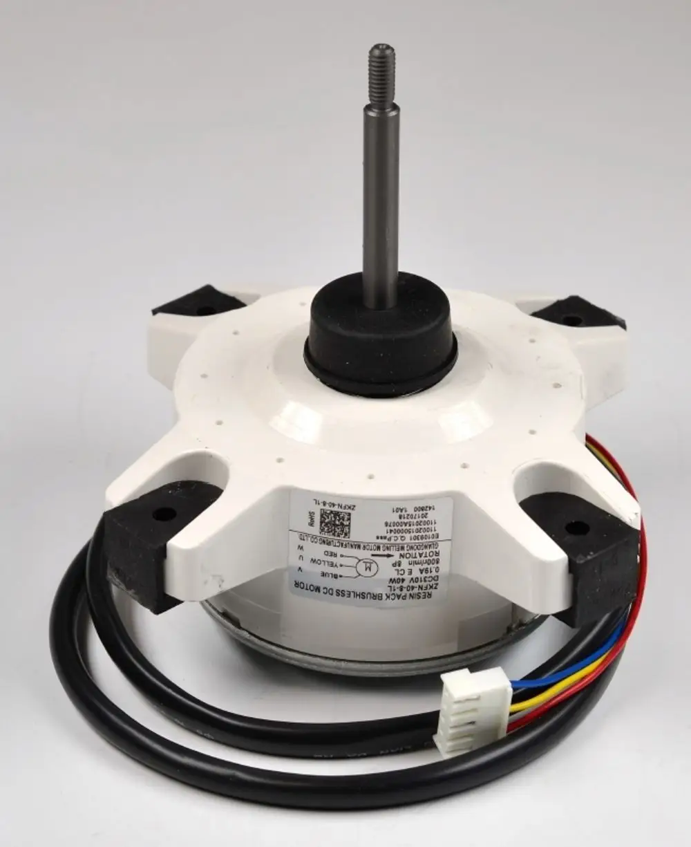 Remko Ventilatormotor mit schwarzem Gummi Fuß und Metallwelle, umgeben von Kabeln in verschiedenen Farben, auf hellem Hintergrund. Technische Informationen sind am Gehäuse angebracht.