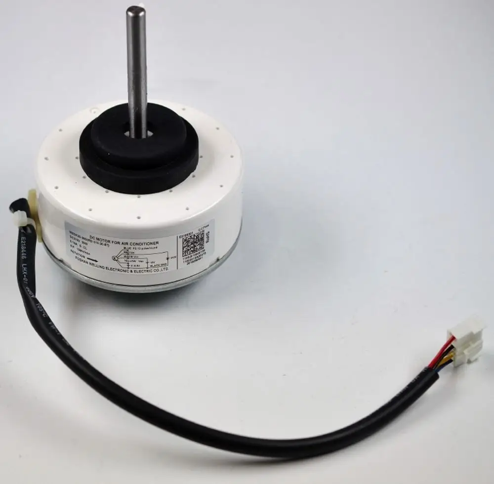 Ventilatormotor von Remko, erkennbar durch eine runde Bauform mit einer Achse in der Mitte und einem Kabel mit einem Stecker auf der Seite.